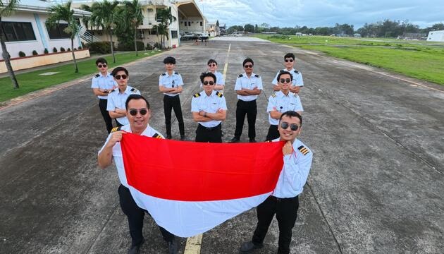 Siswa pilot Indonesia di AAA Academy Filipina mengibarkan bendera Merah Putih di pusat pelatihan, menunjukkan bahwa AAA adalah pilihan utama sekolah penerbangan untuk mahasiswa Indonesia.