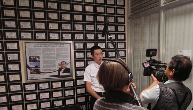 2018年には、テレビ朝日『日本のチカラ』にて、日本人生徒(小島さん当時19歳)がAAAで学び、操縦士への夢を実現していく過程が紹介されました。