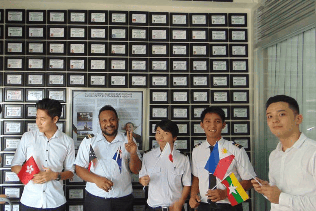 Komunitas internasional AAA Academy dengan bendera dari berbagai negara