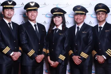 AAA Academy Pilots Lulusan AAA Academy mengenakan seragam pilot