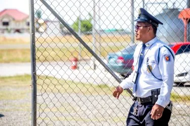 Personel keamanan AAA bertugas di area Kampus Bandara Iba