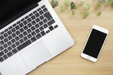 AAA Online Inquiry Laptop dan ponsel untuk mengakses informasi pelatihan pilot AAA secara online