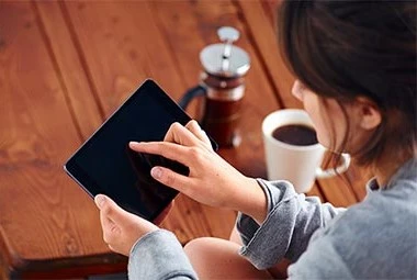 Pilot Training Program Consultation Calon siswa mencari informasi program pelatihan melalui perangkat digital