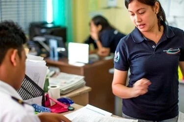 Staf AAA Academy memberikan informasi kepada siswa mengenai kebutuhan selama pelatihan