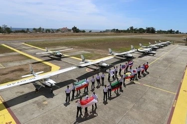 Siswa AAA Academy bersama pesawat latihan di Kampus Bandara Iba, Zambales
